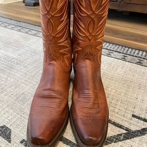 Lucchese Handmade in Texas, Lewis is an essential cowboy boot in a 7 toe.
